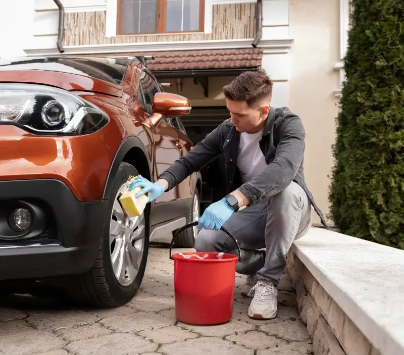 Lavage auto à domicile La Croixille : professionnel intervenant sur un véhicule